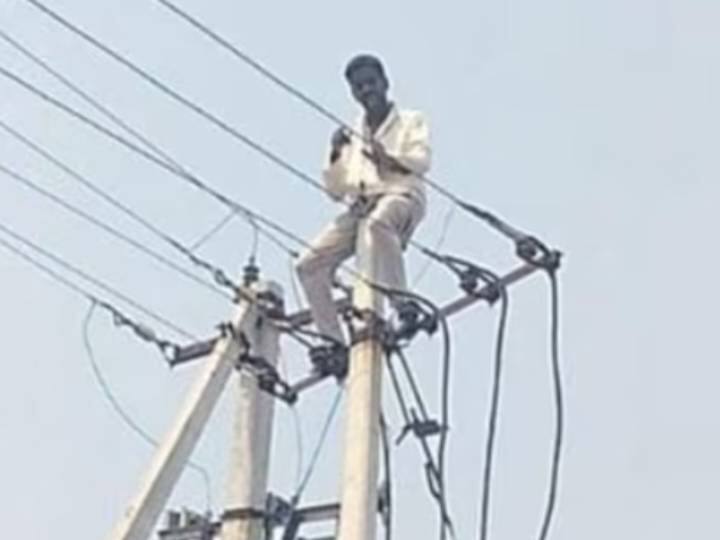 Man Climbs Electric Pole Upon Not Getting  Gold  From His mother In-law in telangana Crime:  “எனக்கு வரதட்சணையா நகை வேணும்” .. மாமியாரிடம் கோபித்துக் கொண்டு மருமகன் செய்த செயல்..!