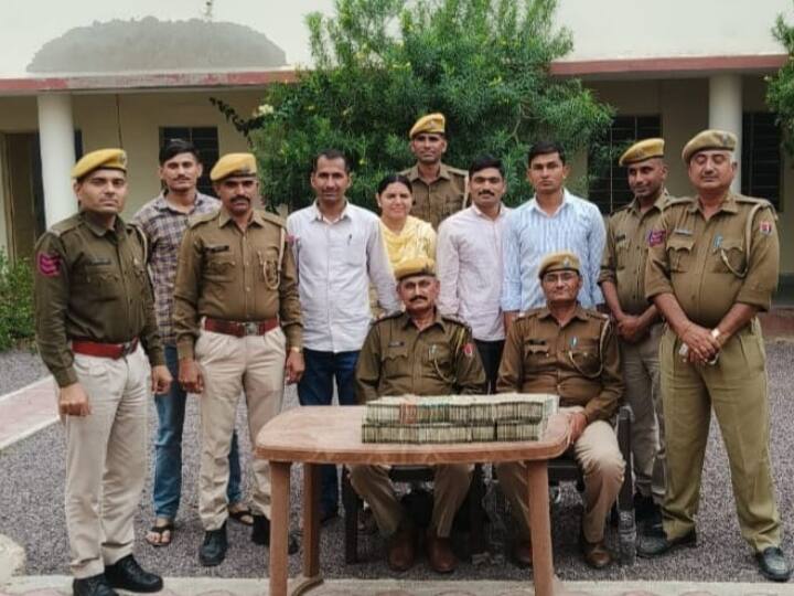 Badmer jodhpur labor travelling in bus police caught with 33 lakh rupees ann Rajasthan News: मैले कपड़ों मे बस में सफर कर रहे मजदूरों से पास मिली नोटों की गड्डियां, पुलिस ने जब्त किए 33 लाख रुपए