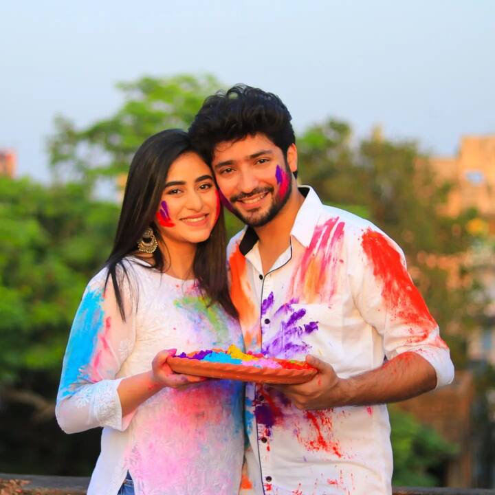 দোল উদযাপনে সামিল টলিউডের তারকা দম্পতি গৌরব চক্রবর্তী ও ঋদ্ধিমা ঘোষ।