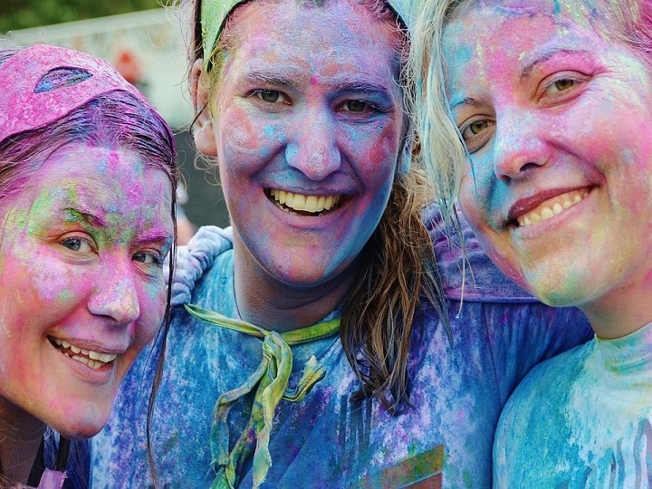 Do this work before playing Holi… Then even the colors will not be able to spoil anything.