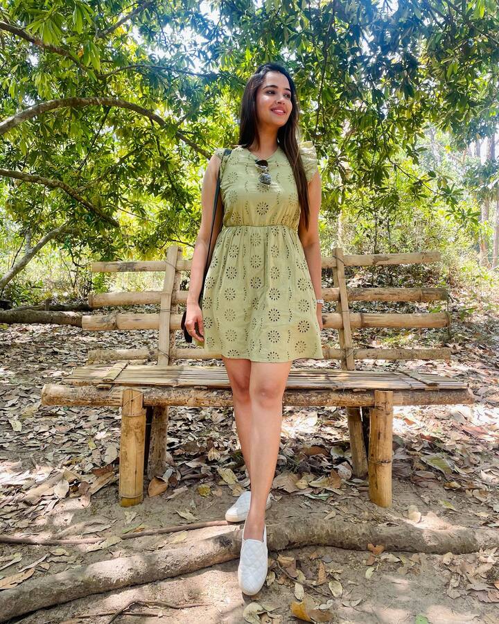 2016లో వచ్చిన ‘తుంటరి’ సినిమాతో హీరోయిన్ గా పరిచయం అయ్యింది. Photo Credit: Pujita Ponnada/Instagram