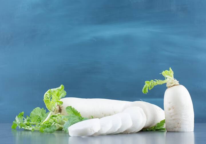 मूली का रस निकालकर उसमें दूध और बेसन या मैदा मिलाकर पेस्ट बना लें. इसे चेहरे पर कुछ देर तक लगाकर रखें और चेहरे को रगड़ कर साफ़ कर लें.ऐसा करने से भी रंग निकल आएगा.