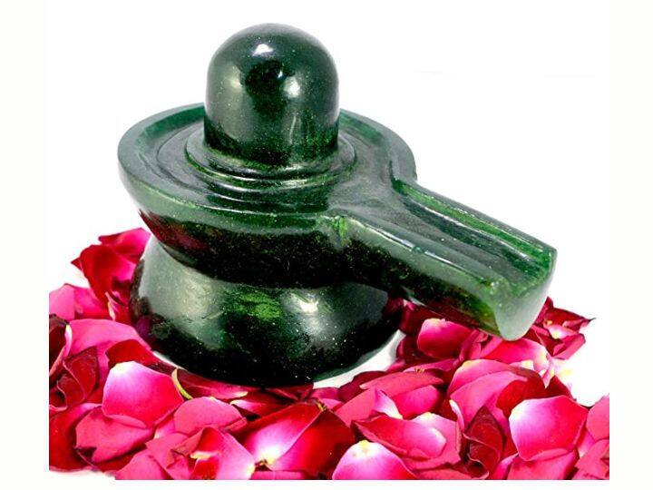 वैवाहिक जीवन में तनातनी चल रही है तो धुलेंडी के दिन शिवलिंग पर लाल गुलाल अर्पित करें और शिव चालीसा का पाठ करें. इससे पति-पत्नी के संबंध में मिठास आएगी.