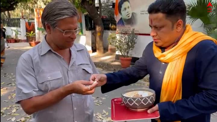 অনুব্রত মণ্ডলের দিল্লি যাওয়ার ইস্যুতে গুড়-বাতাসা বিলি করলেন বিজেপি সাংসদ অনুপম হাজরা।