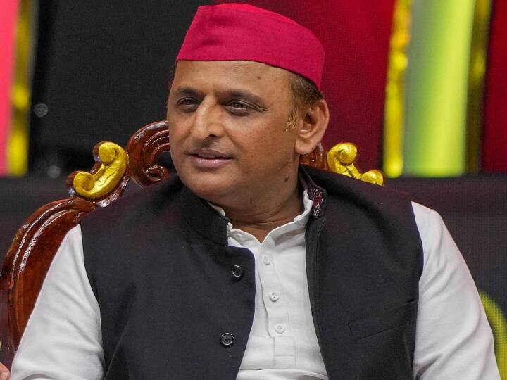 Holi 2023 Akhilesh yadav Seen in Saifai with Ram Gopal Yadav Shivpal Yadav Dharmendra Dimple Yadav UP Politics: नेताजी के निधन के बाद अखिलेश यादव की पहली होली, दोनों चाचा के साथ यहां रहेंगे सपा प्रमुख