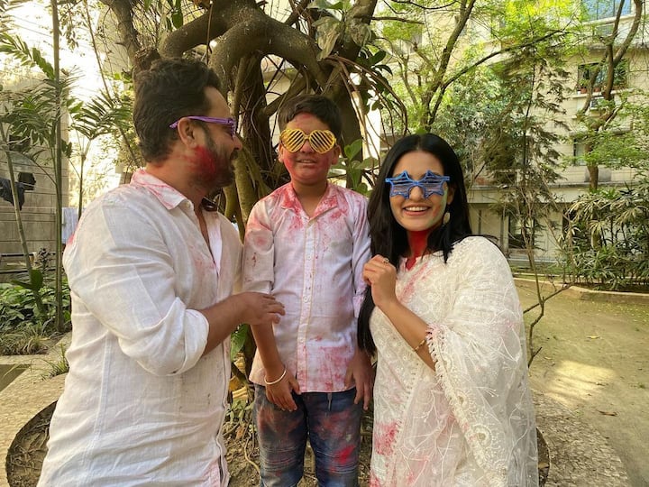 দোলের দিন সকাল সকাল ছবি পোস্ট করেন রাহুলও। সঙ্গী ছেলে সহজ ও প্রাক্তন স্ত্রী অভিনেত্রী প্রিয়ঙ্কা সরকার।