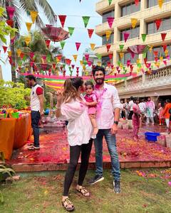 Antara Motiwala Holi Photos: टीना अंबानी की भांजी ने ऐसे सेलिब्रेट की होली, बेटी और पति के स्टाइल ने जीता फैंस का दिल