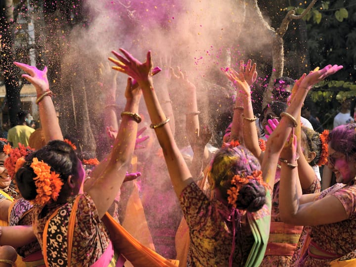 West Bengal celebrated Dol Utsav on Tuesday. People from all age groups came out on the streets in large numbers and smeared 'gulal' or 'aabir' on each other. (Image Source: PTI)