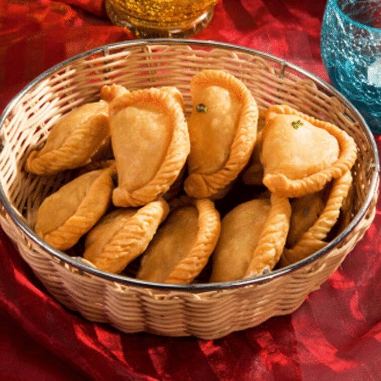 How To Make Baked Gujiya | Diwali Special | Baked Karanji Recipe Baked Gujjiya Recipe: જો તમે પણ હોળીમાં ગુજિયાની મજા માણવા માંગો છો, તો ડીપને બદલે બેક કરીને બનાવો, નોંધી લો સરળ રીત