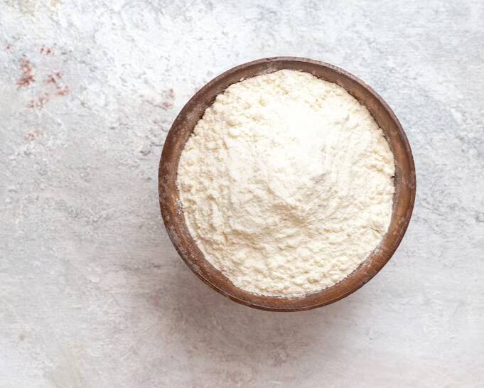 ज़िद्दी रंग छुड़ाने के लिए जौ का आटा ले लें. उसमें बादाम का तेल मिला लें. दोनों को अच्छे से मिक्स कर लें और अपने चेहरे पर लगाएं. इससे भी रंग छूट जाता है और ये चेहरे की गंदगी भी दूर करता है.