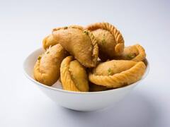 इस बार मनानी है गिल्ट फ्री होली तो गुजिया को डीप फ्राई नहीं बेक कर बनाएं, ये है तरीका