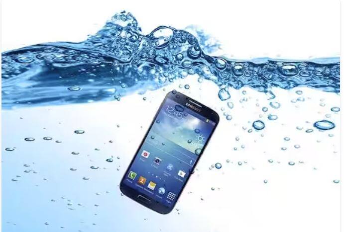 ਇਹ ਨੋਟ ਕਰਨਾ ਵੀ ਮਹੱਤਵਪੂਰਨ ਹੈ ਕਿ ਸਾਰੇ ਸਮਾਰਟਫ਼ੋਨ ਵਾਟਰਪ੍ਰੂਫ਼ ਜਾਂ ਵਾਟਰ ਰੋਧਕ ਨਹੀਂ ਹੁੰਦੇ ਹਨ। ਕੁਝ ਫ਼ੋਨਾਂ ਵਿੱਚ ਬੁਨਿਆਦੀ ਪੱਧਰ ਦਾ ਪਾਣੀ ਪ੍ਰਤੀਰੋਧ ਹੋ ਸਕਦਾ ਹੈ। ਜਿਵੇਂ ਕਿ, ਇਸਦਾ ਮਤਲਬ ਇਹ ਨਹੀਂ ਹੈ ਕਿ ਉਹ ਪੂਰੀ ਤਰ੍ਹਾਂ ਵਾਟਰਪ੍ਰੂਫ ਹਨ. ਇਸ ਲਈ, ਪਾਣੀ ਦੇ ਪ੍ਰਤੀਰੋਧ ਦੇ ਪੱਧਰ ਨੂੰ ਨਿਰਧਾਰਤ ਕਰਨ ਲਈ ਤੁਹਾਡੇ ਸਮਾਰਟਫੋਨ ਦੀ IP ਰੇਟਿੰਗ ਜਾਂ ਵਾਟਰਪਰੂਫ ਰੇਟਿੰਗ ਦੀ ਜਾਂਚ ਕਰਨਾ ਮਹੱਤਵਪੂਰਨ ਹੈ।