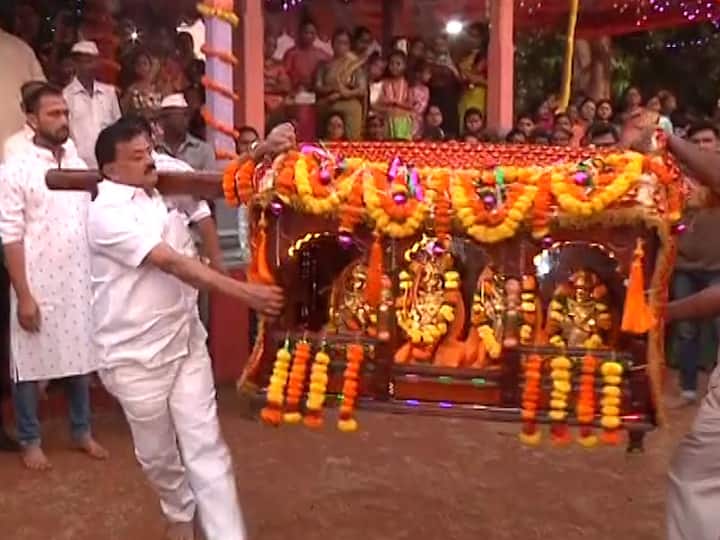 कोकणात आज शिमगोत्सवात देवाच्या पालख्या मंदिराबाहेर पडण्याची परंपरा आहे.