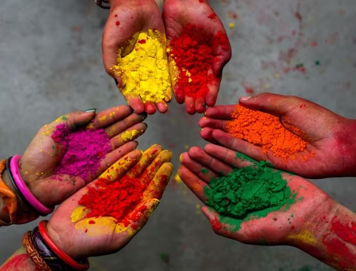 Happy Holi 2023 Wishes: रंगों के त्योहार पर भुलाएं गिले-शिकवे, दोस्तों को खास अंदाज में दें होली की शुभकामनाएं