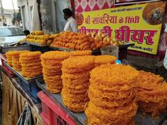 In Pics: होली पर सिंधी मिठाइयों से गुलजार हुआ बाजार, सिर चढ़कर बोल रहा है घियर-मीठा समोसा और कचौड़ी का जादू