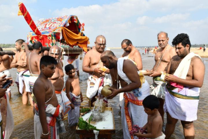 ஸ்ரீரங்கம் அன்பில் சுந்தரராஜபெருமாள்.  உத்தமர்கோவில் புருஷோத்தம பெருமாள் தீர்த்தவாரி நிகழ்ச்சி