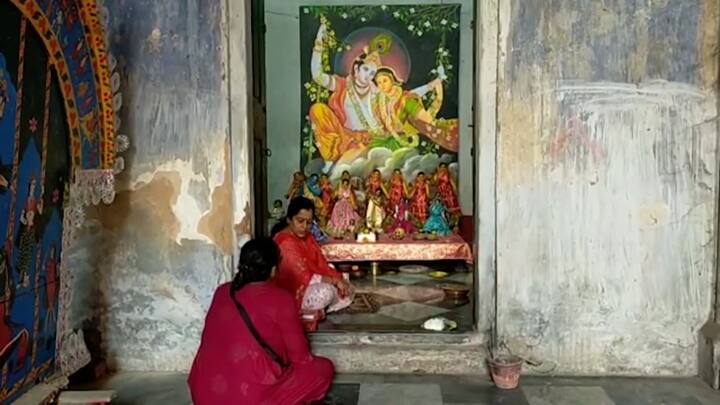 রাজপরিবারের পুরোহিত জানালেন, দীর্ঘ দিন থেকে এই প্রথা চলে আসছে, দোলের দিন শুধু ঠাকুরের দোল, পরের দিন বর্ধমানের আপামর মানুষের দোল।