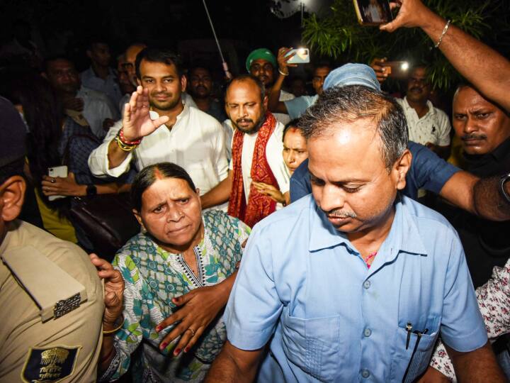 Land for Job Scam Lalu Prasad Yadav CBI Asked 48 questions in 5 hours from Rabri Devi Land for Job Scam: 'कितने लोगों से जमीन लेकर नौकरी दी?' राबड़ी देवी से 4 से 5 घंटे में CBI ने पूछे 48 सवाल