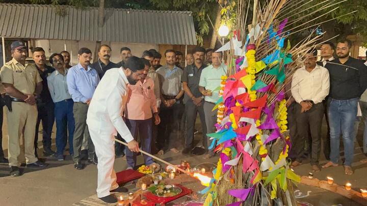 देशभरात काल होळी पौर्णिमेचा उत्साह पाहायला मिळाला. ठिकठिकाणी होळी पेटल्या. मुख्यमंत्री एकनाथ शिंदे यांनी देखील वर्षा या शासकीय निवासस्थानी होळीचं दहन केलं.