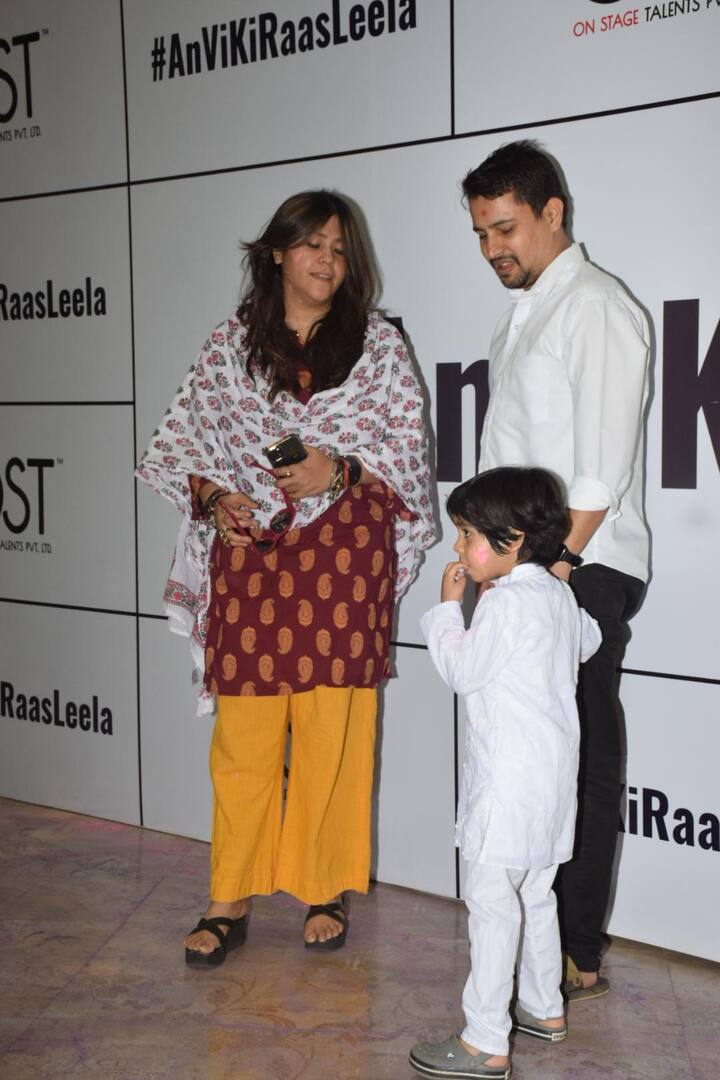 Ekta Kapoor attended the Holi party with his son Ravie. She was wearing a kurta pajama and printed dupatta.