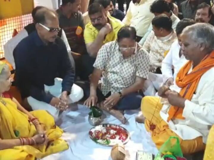 Holi 2023 Celebration in India minister Shanti Kumar Dhariwal participated on Holika Dahan in Kota ANN Holi 2023: कोटा में होलिका दहन पर मंत्री शांति धारीवाल ने सांस्कृतिक कार्यक्रम में की शिरकत, कहा- 'उत्साह के साथ मनाएं होली'