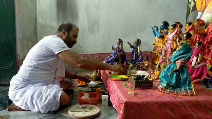 তবুও মঙ্গলবার  সকাল থেকেই প্রভাতফেরী করে নাচ ও গানের  মাধ্যমে আবির খেলে বসন্ত উৎসবে মেতে উঠেছে  বর্ধমানবাসীদের একাংশ ।