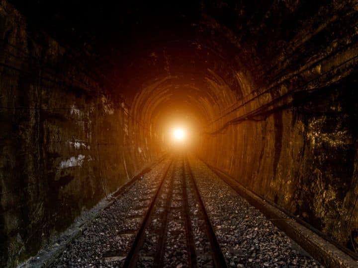 Train Mystery train entered the cave and then disappeared its search is on for 100 years गुफा में ट्रेन घुसी थी और फिर गायब हो गई... 100 साल से ज्यादा हो गए और अभी भी हो रही है तलाश