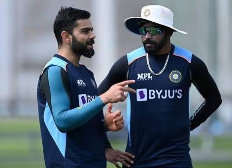 हम आपको उस कहानी और सरप्राइज़ के बारे में बताने जा रहे हैं, जो सिराज की ज़िंदगी का सबसे बेस्ट सरप्राइज़ था. करीब एक साल पहले सिराज ने आरसीबी पोडकास्ट पर इस बात का खुलासा किया था. उन्होंने बताया कैसे विराट कोहली ने उन्हें पूरी टीम के साथ मिलकर सरप्राइज़ दिया था. (फोटो सोर्स- इंस्टाग्राम)