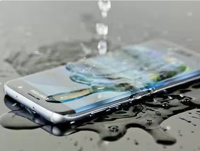 ਜੇਕਰ ਤੁਹਾਡਾ ਫ਼ੋਨ ਵਾਟਰਪ੍ਰੂਫ਼ ਹੈ, ਤਾਂ ਇਸਦੀ ਇੱਕ IP ਰੇਟਿੰਗ ਹੋਵੇਗੀ ਜੋ ਇਸਦੇ ਪਾਣੀ ਪ੍ਰਤੀਰੋਧ ਦੇ ਪੱਧਰ ਨੂੰ ਦਰਸਾਉਂਦੀ ਹੈ। ਸਮਾਰਟਫ਼ੋਨਾਂ ਲਈ ਸਭ ਤੋਂ ਆਮ ਜਾਂ ਘੱਟ ਤੋਂ ਘੱਟ ਵਾਟਰਪ੍ਰੂਫ਼ ਰੇਟਿੰਗ IP68 ਹੈ, ਜਿਸਦਾ ਮਤਲਬ ਹੈ ਕਿ 1.5 ਮੀਟਰ ਦੀ ਡੂੰਘਾਈ 'ਤੇ 30 ਮਿੰਟਾਂ ਲਈ ਪਾਣੀ ਵਿੱਚ ਡੁੱਬਣ 'ਤੇ ਵੀ ਡਿਵਾਈਸ ਨੂੰ ਨੁਕਸਾਨ ਨਹੀਂ ਹੋਵੇਗਾ।