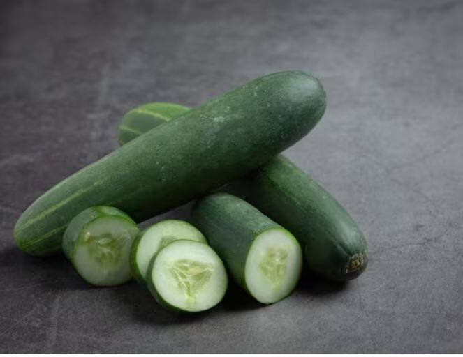 ਖੀਰੇ ਦਾ ਰਸ ਕੱਢ ਲਓ। ਇਸ 'ਚ ਥੋੜ੍ਹਾ ਜਿਹਾ ਗੁਲਾਬ ਜਲ ਅਤੇ ਇਕ ਚੱਮਚ ਸਿਰਕਾ ਮਿਲਾਓ। ਹੁਣ ਇਸ ਨੂੰ ਚੰਗੀ ਤਰ੍ਹਾਂ ਮਿਲਾਓ ਅਤੇ ਪੇਸਟ ਤਿਆਰ ਕਰੋ। ਇਸ ਨਾਲ ਚਿਹਰੇ ਨੂੰ ਸਾਫ਼ ਕਰੋ। ਚਿਹਰੇ ਦੇ ਸਾਰੇ ਦਾਗ-ਧੱਬੇ ਨਿਕਲ ਜਾਣਗੇ।