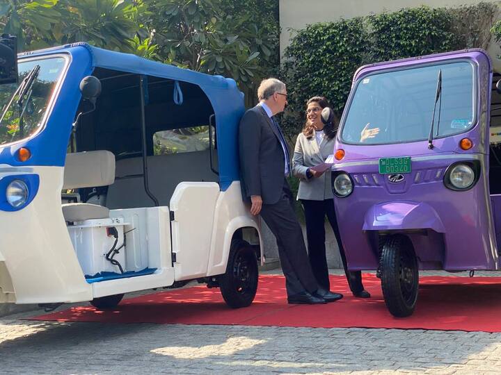Bill Gates Drives Electric Auto Rickshaw In India Video Goes Viral - Watch Bill Gates: మహీంద్రా ఎలక్ట్రిక్ రిక్షా నడిపిన బిల్ గేట్స్, ఆనంద్ మహీంద్రా ఏమన్నారంటే?