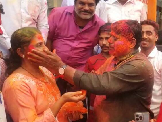 यावेळी धंगेकरांच्या पत्नी ही त्यांच्यासोबत धुळवड खेळण्यात सहभागी होत्या.
