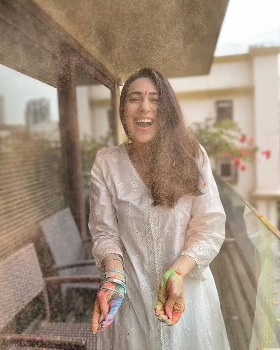 करीना कपूर होली के रंग में सजी करीना कपूर बहन करिश्मा और बच्चों के साथ होली खेलती नजर आईं करीना कपूर होली के रंग में सजी करीना कपूर बहन करिश्मा और बच्चों के साथ होली खेलती नजर आईं