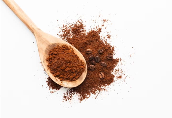 कॉफी में थोड़ा सा घी और नींबू मिलाकर इसे चेहरे पर लगा लें. सूख जाने पर स्क्रब की तरह हटाएं. इससे भी रंग निकल नामुमकिन है.