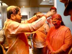 Photo : मुख्यमंत्री एकनाथ शिंदे यांच्या ठाण्यातील राहत्या घरी कुटुंबीयांसोबत धुळवड साजरी