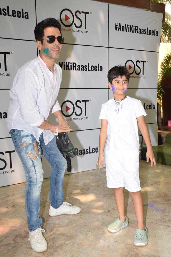 Like her sister, actor Tusshar Kapoor also came with his son Laksshya.
