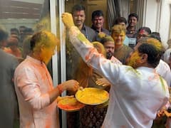 Photo : मुख्यमंत्री एकनाथ शिंदे यांच्या ठाण्यातील राहत्या घरी कुटुंबीयांसोबत धुळवड साजरी