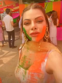 Sherlyn chopra ने मस्ती में खेली होली, ढोल पर बैठ कर किया धमाकेदार डांस
