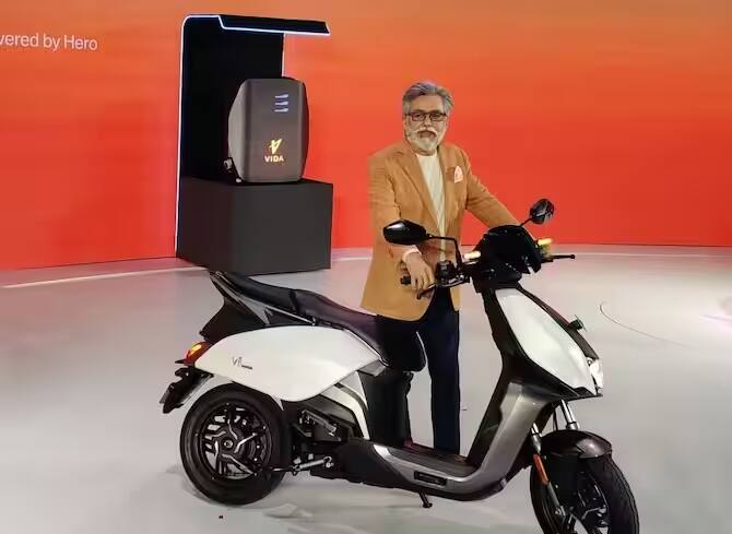 इस लिस्ट में पांचवे नंबर पर हीरो विडा वी1 स्कूटर का नाम है. एस स्कूटर में 26 लीटर का का बूट स्पेस मिलता है और एस स्कूटर की कीमत 1.45 लाख रुपये है.