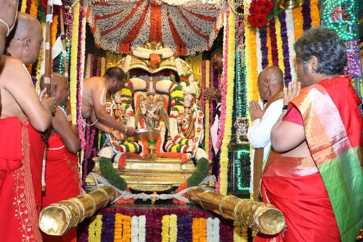 ముందుగా స్వామి, అమ్మవార్ల ఉత్సవమూర్తులను నాలుగు మాడ వీధుల్లో ఊరేగించి శ్రీవారి పుష్కరిణి వద్దకు తీసుకొచ్చారు.