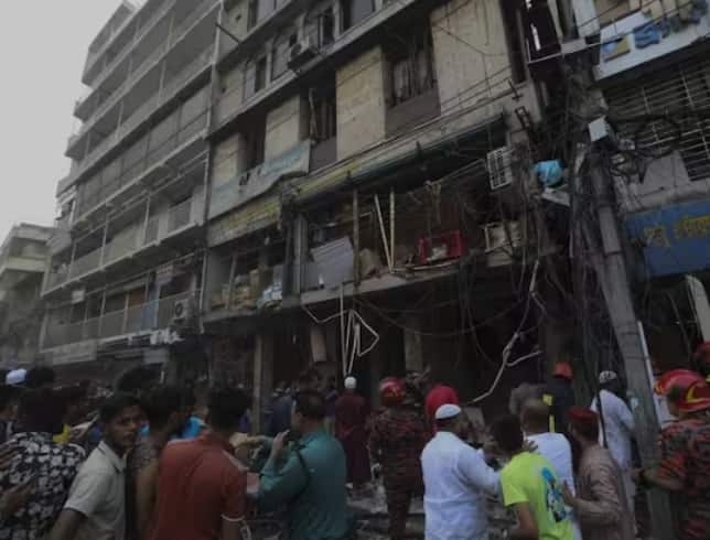 ਢਾਕਾ ਟ੍ਰਿਬਿਊਨ ਦੀ ਖ਼ਬਰ ਮੁਤਾਬਕ ਬੀਆਰਟੀਸੀ ਬੱਸ ਕਾਊਂਟ ਨੇੜੇ ਇਮਾਰਤ ਵਿੱਚ ਹੋਏ ਧਮਾਕੇ ਵਿੱਚ ਮਰਨ ਵਾਲਿਆਂ ਵਿੱਚ ਦੋ ਔਰਤਾਂ ਵੀ ਸ਼ਾਮਲ ਹਨ। ਰਿਪੋਰਟ ਮੁਤਾਬਕ ਸ਼ਾਮ ਨੂੰ ਇਕ ਤੋਂ ਬਾਅਦ ਇਕ ਐਂਬੂਲੈਂਸ ਹਸਪਤਾਲ ਪਹੁੰਚ ਰਹੀਆਂ ਸਨ। ਹਸਪਤਾਲ ਦਾ ਐਮਰਜੈਂਸੀ ਵਾਰਡ ਲੋਕਾਂ ਨਾਲ ਖਚਾਖਚ ਭਰਿਆ ਹੋਇਆ ਸੀ। ਇਸ ਧਮਾਕੇ ਕਾਰਨ ਹਰ ਕੋਈ ਹੈਰਾਨ ਨਜ਼ਰ ਆ ਰਿਹਾ ਹੈ। ਪਵਿੱਤਰ ਤਿਉਹਾਰ ਵਾਲੇ ਦਿਨ ਸ਼ਹਿਰ ਵਿੱਚ ਡਰ ਦਾ ਮਾਹੌਲ ਬਣਿਆ ਹੋਇਆ ਹੈ।