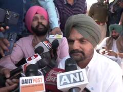 In Pics: पंजाब विधानसभा के बाहर धरने पर बैठे सिद्धू मूसेवाला के माता-पिता, बोले- 'हमारे पास कोई...'