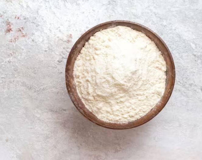 ਰੰਗ ਤੋਂ ਛੁਟਕਾਰਾ ਪਾਉਣ ਲਈ ਜੌਂ ਦਾ ਆਟਾ ਲਓ। ਇਸ ਵਿੱਚ ਬਦਾਮ ਦਾ ਤੇਲ ਮਿਲਾਓ। ਦੋਵਾਂ ਨੂੰ ਚੰਗੀ ਤਰ੍ਹਾਂ ਮਿਲਾਓ ਅਤੇ ਆਪਣੇ ਚਿਹਰੇ 'ਤੇ ਲਗਾਓ। ਇਸ ਨਾਲ ਰੰਗ ਵੀ ਨਿਖਰਦਾ ਹੈ ਅਤੇ ਚਿਹਰੇ ਦੀ ਗੰਦਗੀ ਵੀ ਦੂਰ ਹੁੰਦੀ ਹੈ।