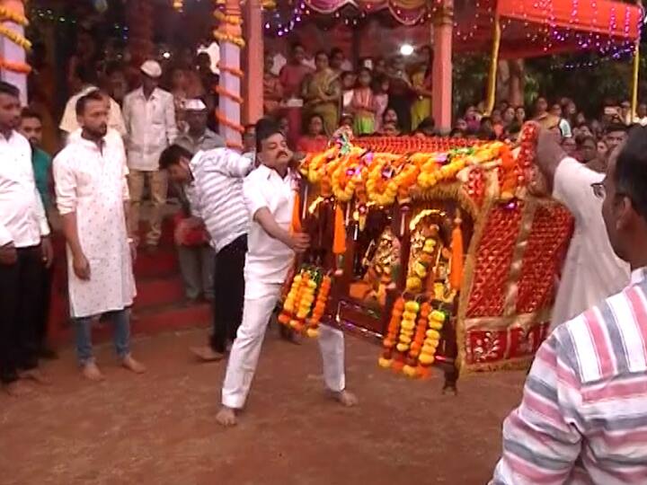 रत्नागिरीच्या चिपळूणमध्ये ठाकरे गटाचे नेते भास्कर जाधव यांनी धुळवडीच्या कार्यक्रमात खांद्यावर पालखी घेऊन स्वतः पालखी नाचवली आणि धुळवडीचा आनंद लुटला.