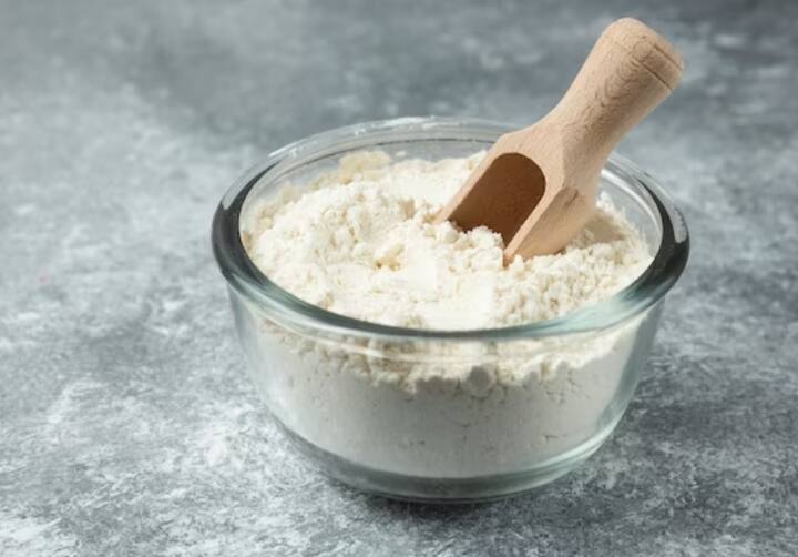 बेसन में नींबू और दूध मिलाकर पेस्ट बना लें और अब अपने चेहरे पर लगाएं. लगभग 15 से 20 मिनट तक इस पेस्ट को त्वचा पर लगा रहने दें. इसे फिर गुनगुने पानी से धो लें आपका आसानी से निकल आएगा.