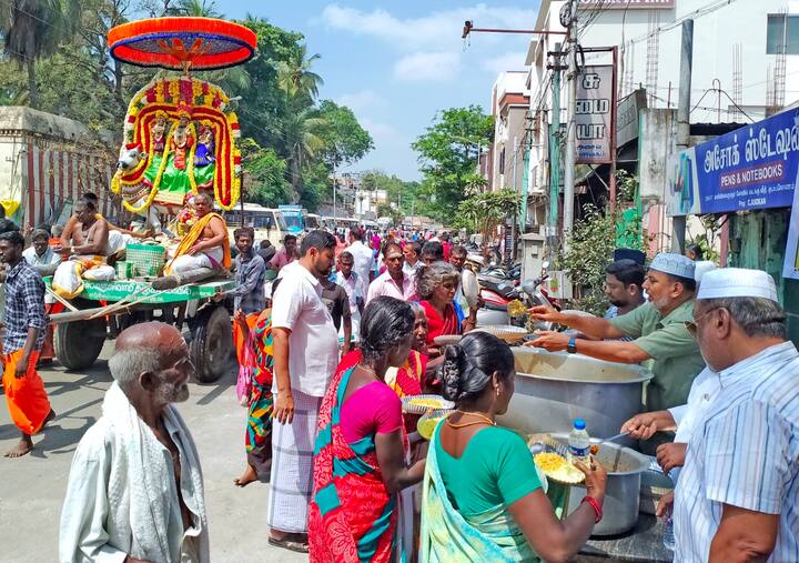 Thanjavur news Muslim almsgiving at Kumbakonam TNN கும்பகோணத்தில் மத நல்லிணக்கத்தை, ஒற்றுமையை உயர்த்தி பிடித்த இஸ்லாமியர்களின் அன்னதானம்