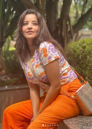 ਮੋਨਾਲੀਸਾ ਨੇ ਕਲਰਫੁੱਲ ਡਰੈੱਸ 'ਚ ਦਿਖਾਇਆ ਦਿਲਕਸ਼ ਅੰਦਾਜ਼