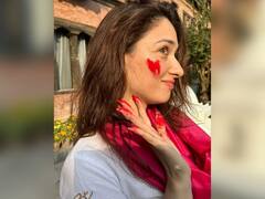 Holi Looks: इस होली दिखना है बेहद स्टाइलिश? तो बस रिक्रिएट करें तमन्ना भाटिया का ये वाइट सूट लुक