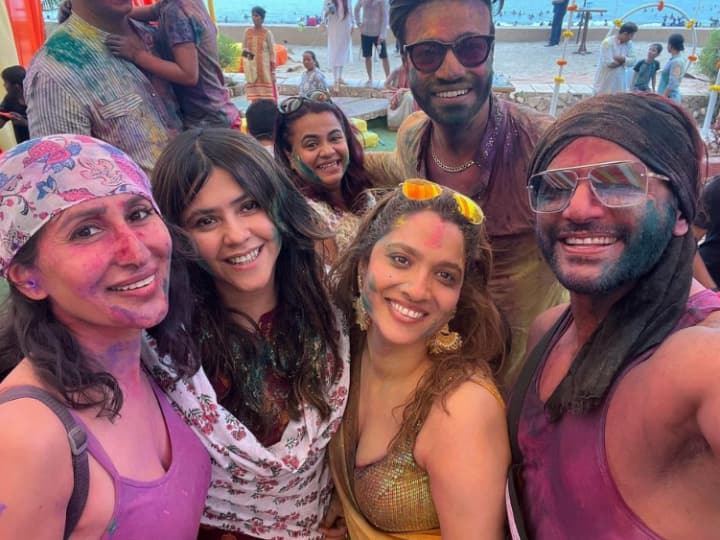 Ankita Lokhande Holi Celebration: टीवी इंडस्ट्री के मोस्ट फेवरेट कपल अंकिता लोखंडे और विक्की जैन ने अपने दोस्तों के लिए आज होली पार्टी रखी. जिसकी इनसाइड तस्वीरें अब एक्टर करणवीर बोहरा ने शेयर की हैं.