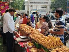 In Pics: होली पर सिंधी मिठाइयों से गुलजार हुआ बाजार, सिर चढ़कर बोल रहा है घियर-मीठा समोसा और कचौड़ी का जादू